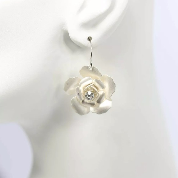 Butterfly Leaf Charm Statement Necklace - Picture 10 of 10